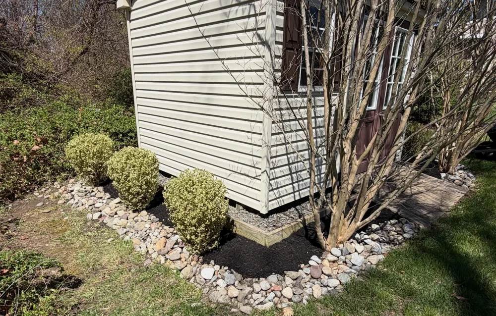 Mulch and river-stone border